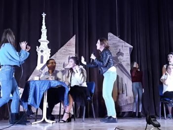 СРПСКИ ГИМНАЗИЈАЛЦИ ИЗ БУДИМПЕШТЕ ПОСЕТИЛИ СРБОБРАН И ИЗВЕЛИ ПРЕДСТАВУ „СУДБИНЕ У МАГЛИ“